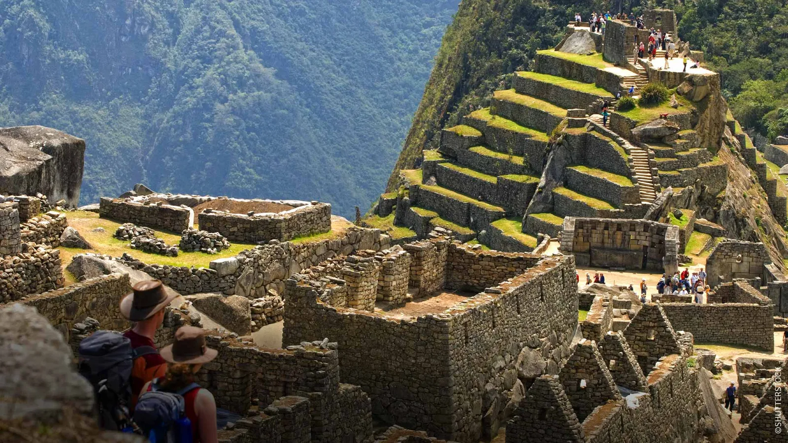 pareja de turistas recorriendo machupicchu desktop