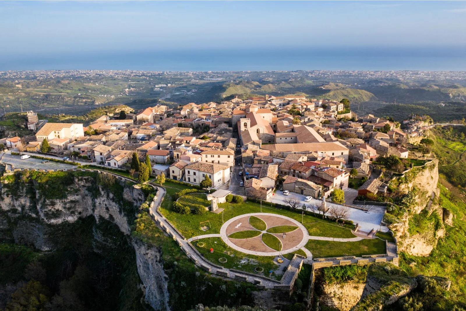 gerace vila medieval calabria penhascos mar jonico italia.jpg